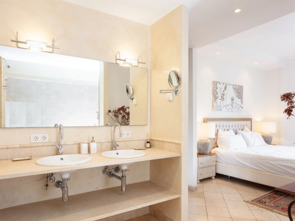 Bathroom and guest bedroom of Villa Blanes in Mallorca.