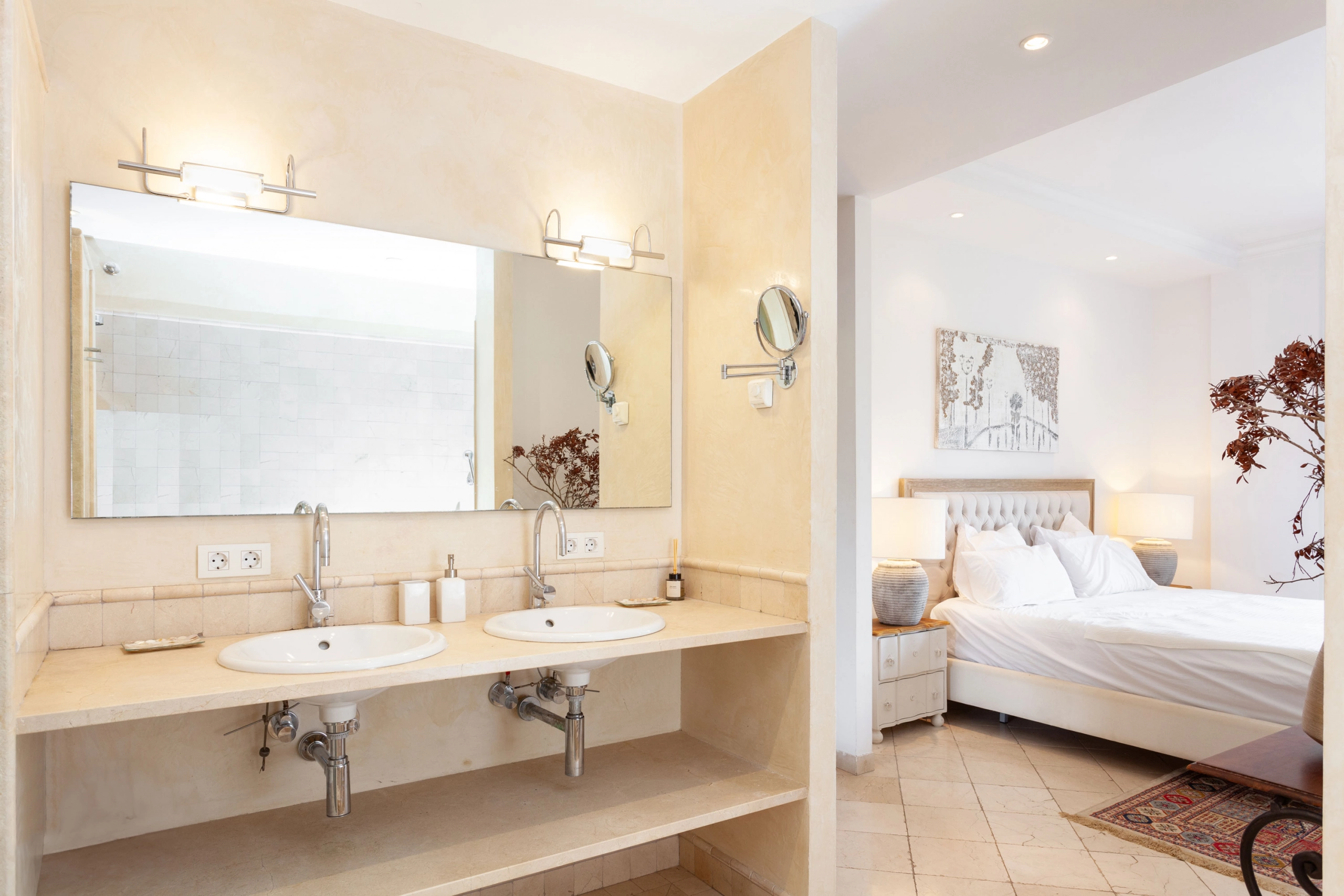 Bathroom and guest bedroom of Villa Blanes in Mallorca.