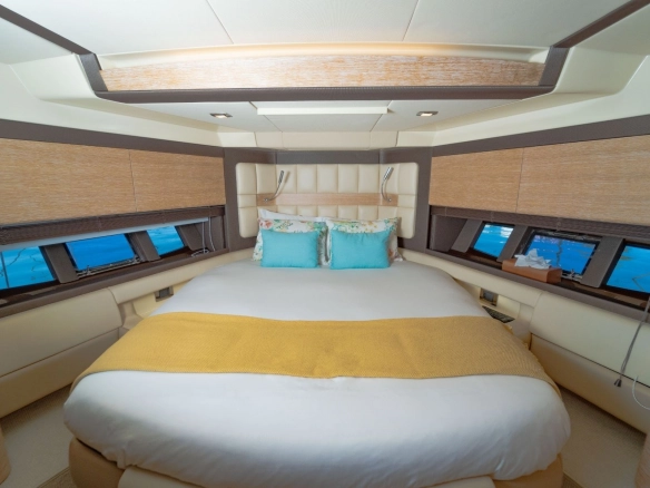 Charter yacht Azimut 64 Not Dead Yet master cabin.