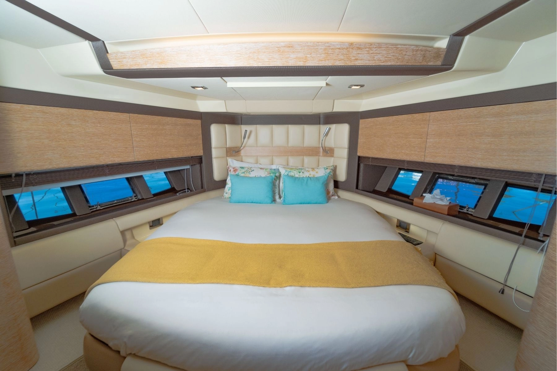 Charter yacht Azimut 64 Not Dead Yet master cabin.
