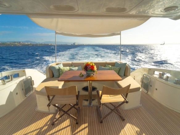 Charter yacht Azimut 64 Not Dead Yet stern dining area.