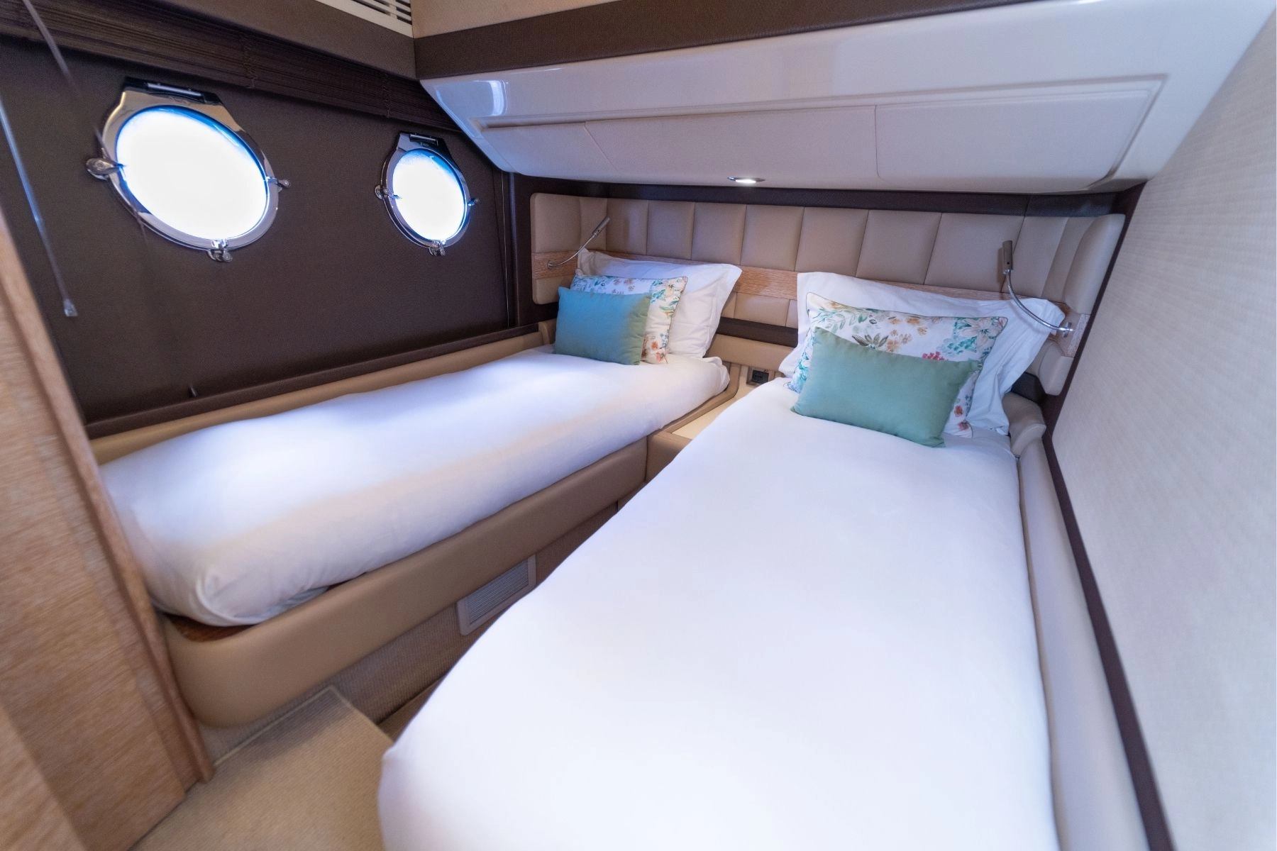 Charter yacht Azimut 64 Not Dead Yet double cabin.