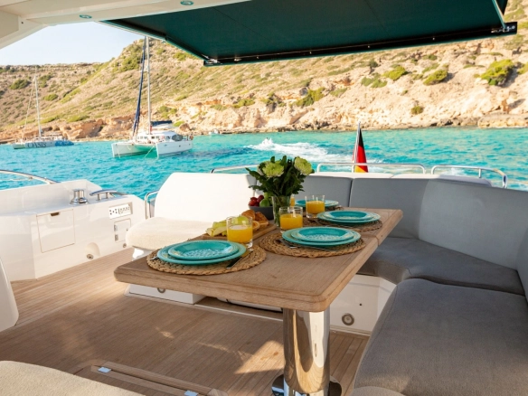 Charter yacht Sunseeker Predator 57 Boefje II alfresco dinning.