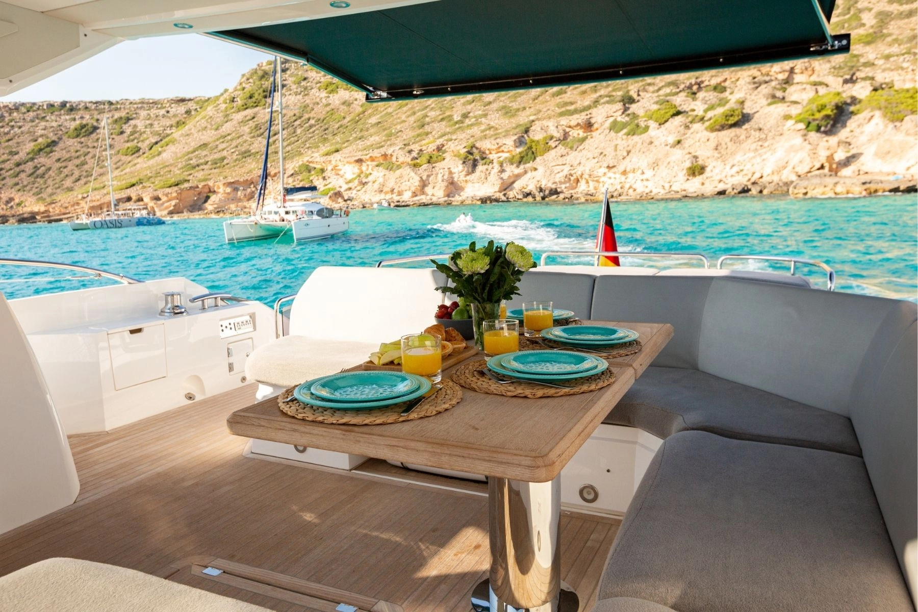 Charter yacht Sunseeker Predator 57 Boefje II alfresco dinning.