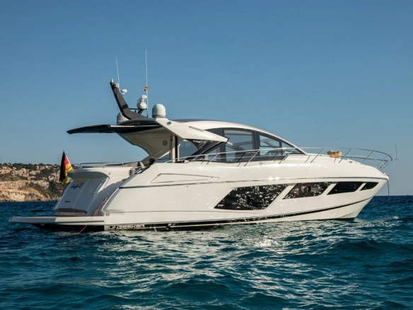 Charter yacht Sunseeker Predator 57 Boefje II in Mallorca.