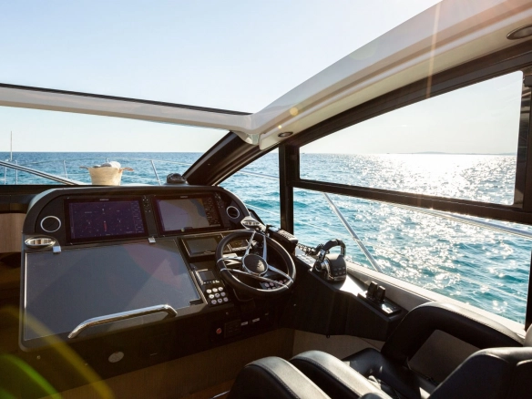 Charter yacht Sunseeker Predator 57 Boefje II helm.