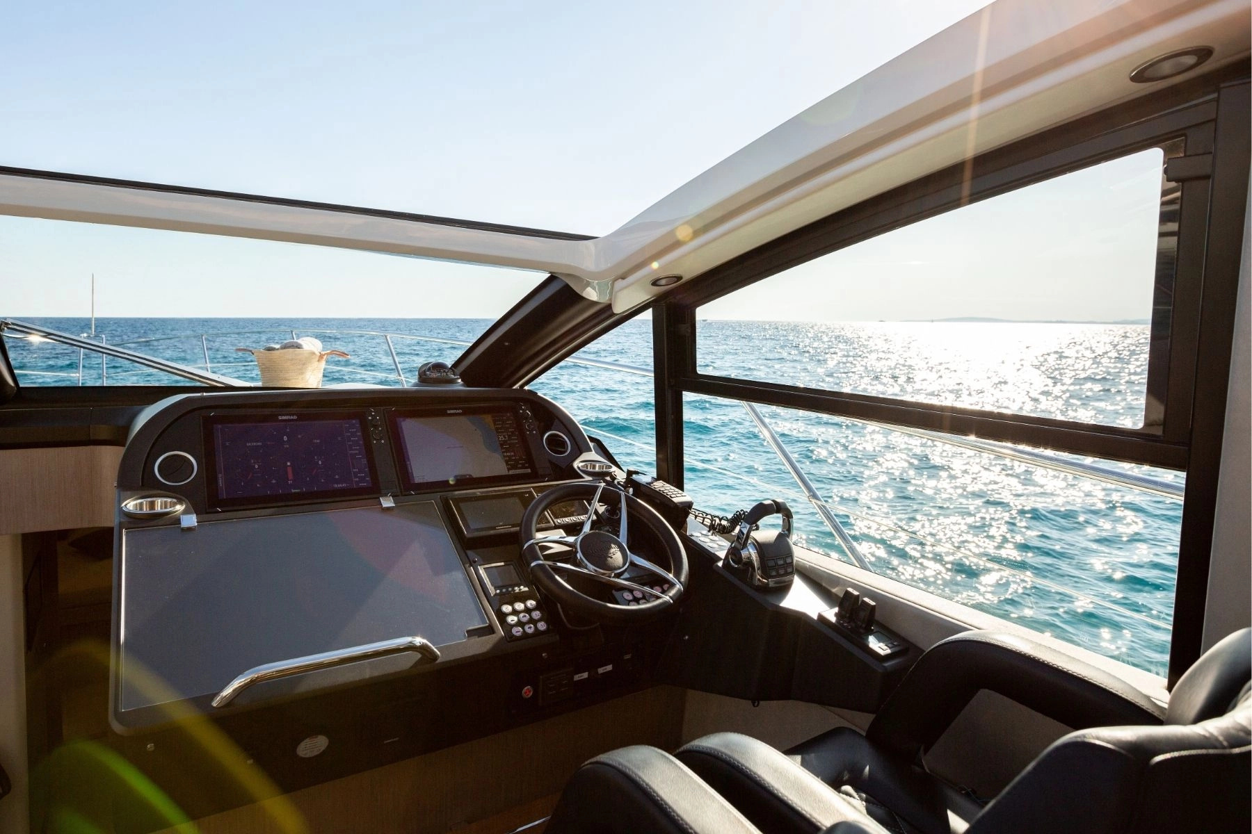 Charter yacht Sunseeker Predator 57 Boefje II helm.