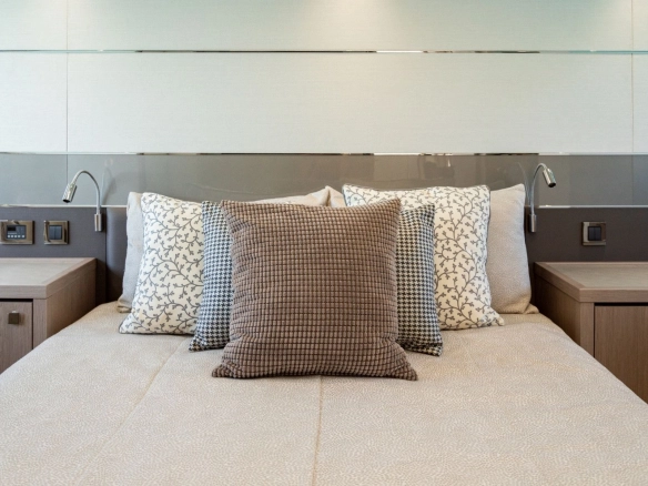 Charter yacht Sunseeker Predator 57 Boefje II master cabin.