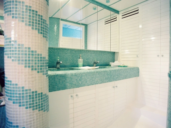 Sailing yacht Mata Mua bathroom.