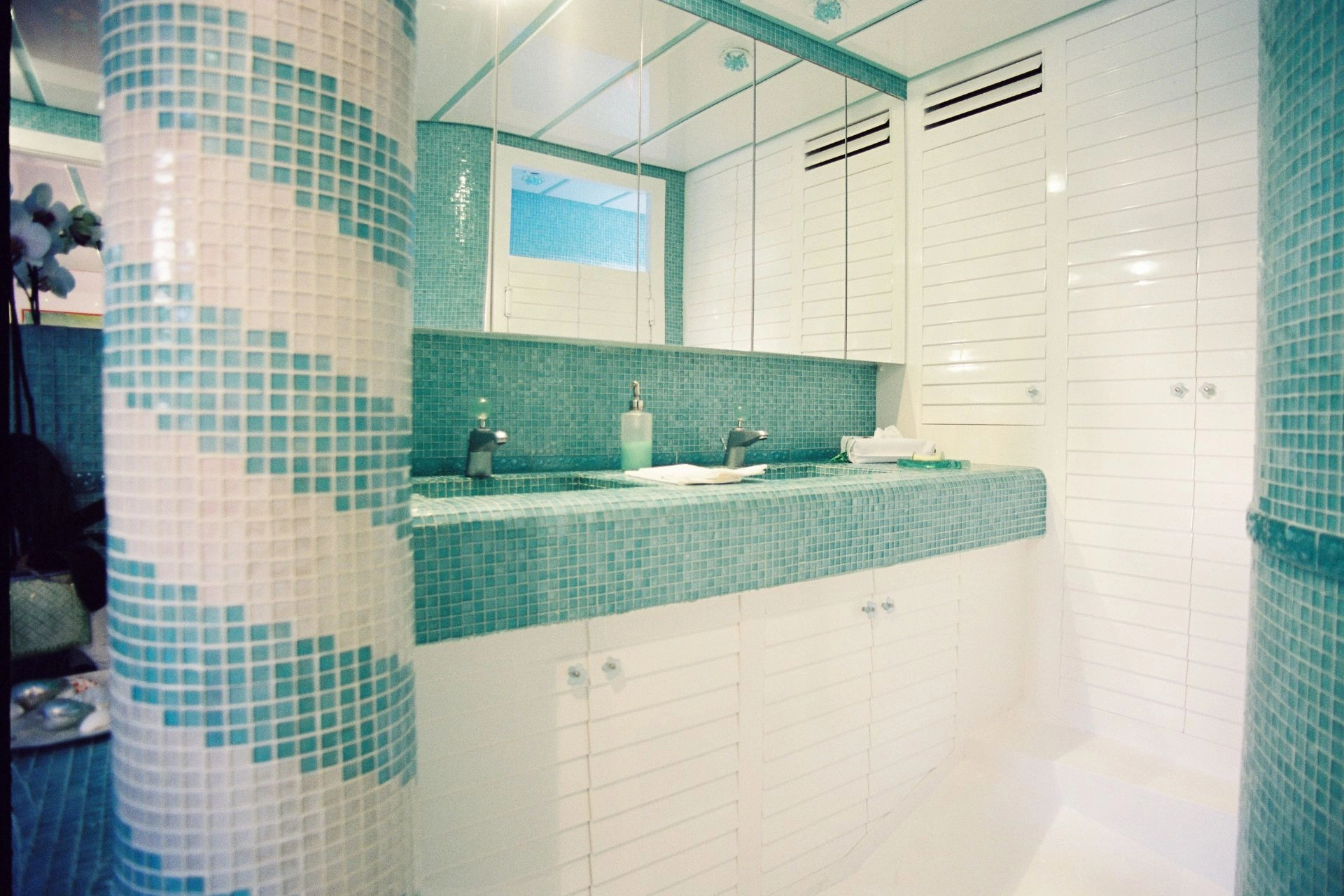 Sailing yacht Mata Mua bathroom.