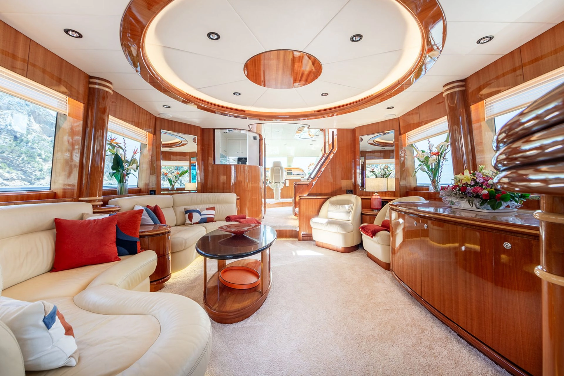 Interior salon of motor yacht Elegance 78 Ethele.