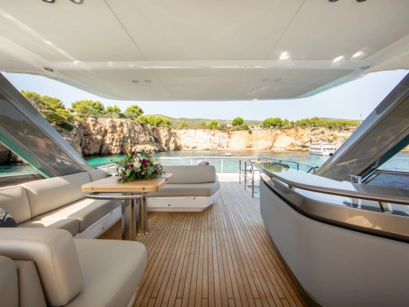 Flybridge of motor yacht Princess Y78 Mio Barco