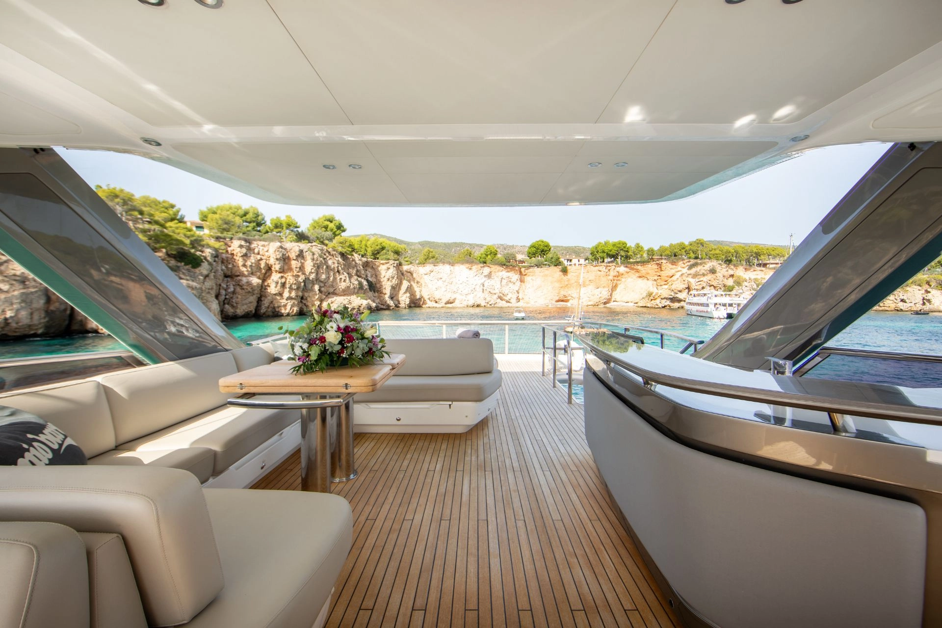 Flybridge of motor yacht Princess Y78 Mio Barco