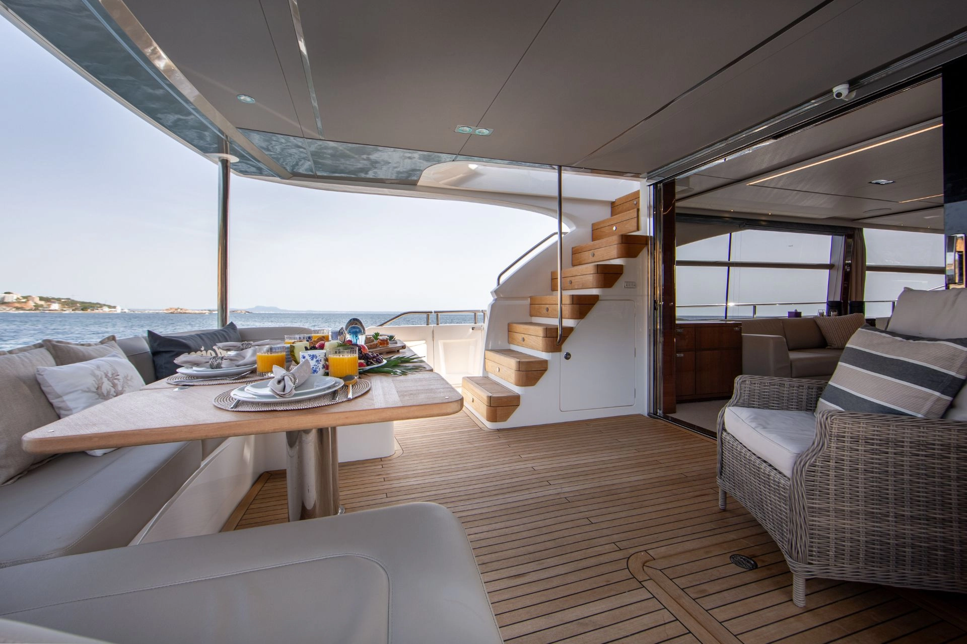 Alfresco dining area of motor yacht Princess Y78 Mio Barco.