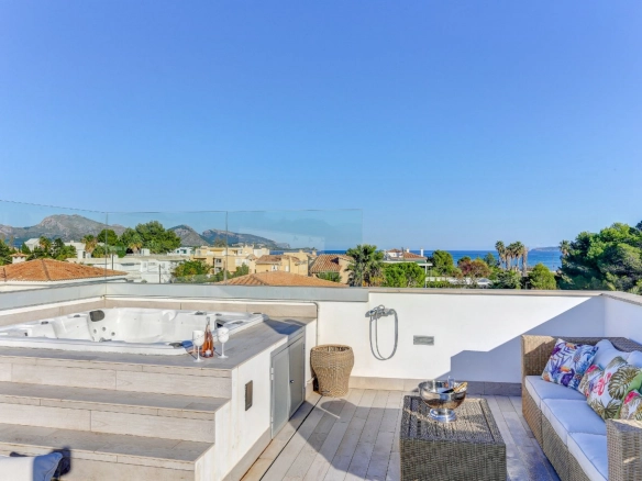 Jacuzzi at Pollensa Sea View in Mallorca.