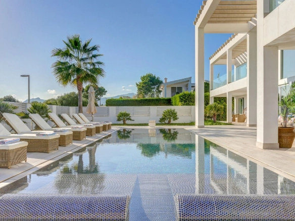 Outdoor space of property Pollensa Sea View in Mallorca.