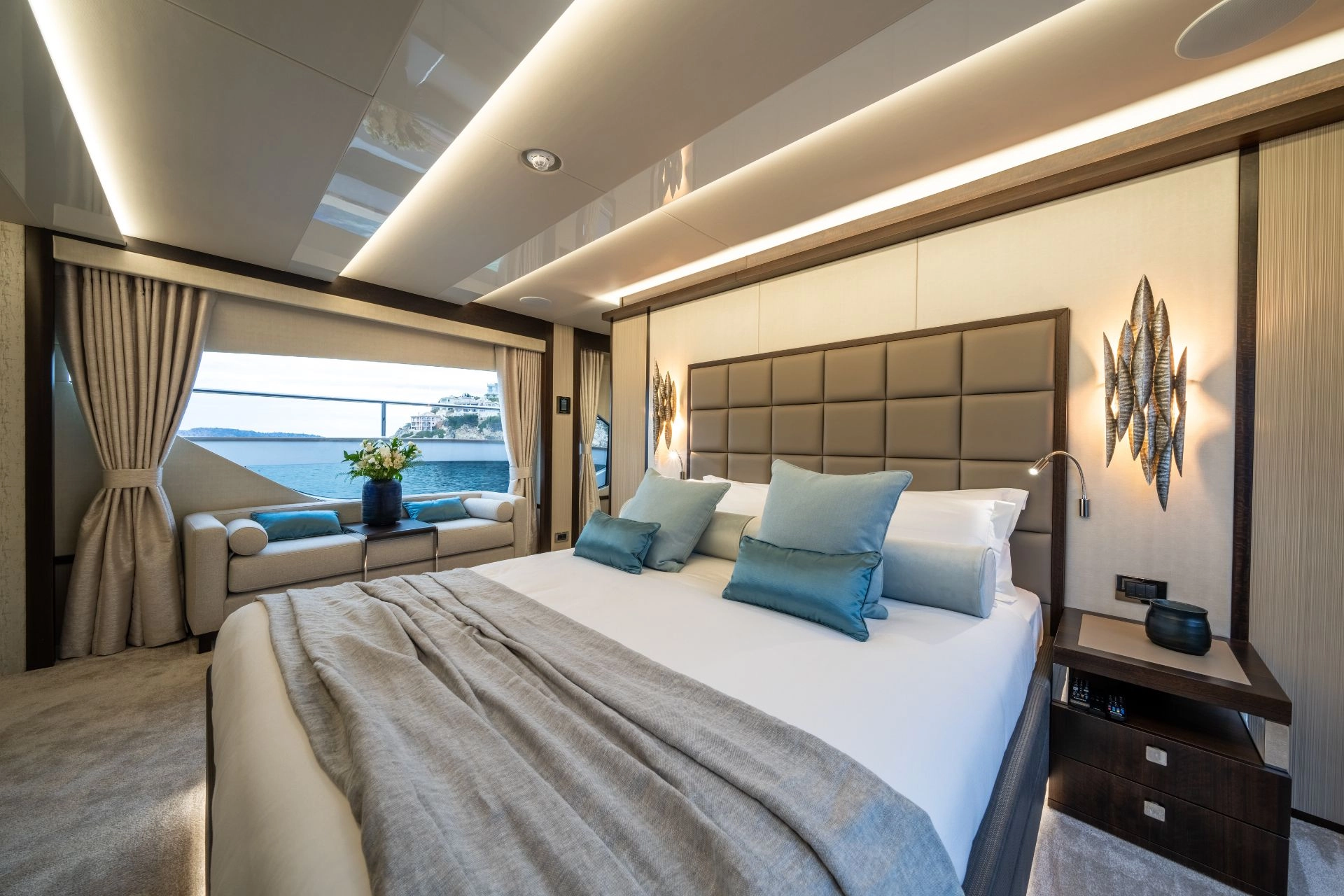 Guest cabin of Sunseeker 95 yacht Blue Infinity One.