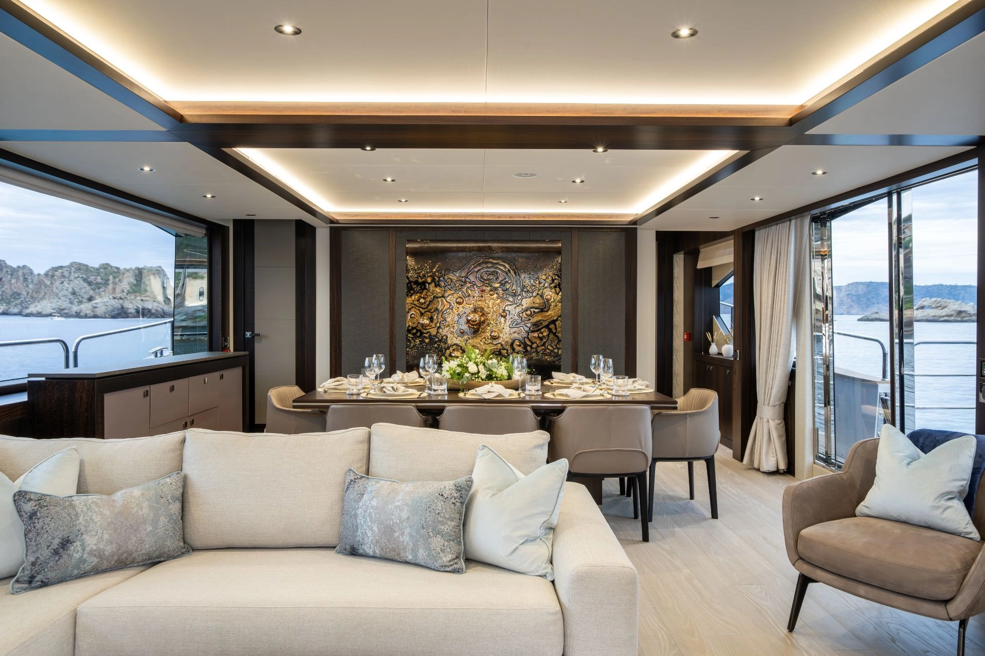 Salon of Sunseeker 95 yacht Blue Infinity One.