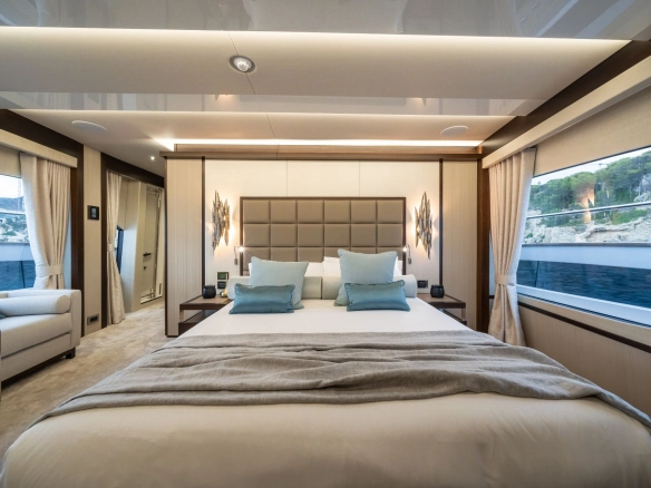 Master cabin of Sunseeker 95 High Energy.