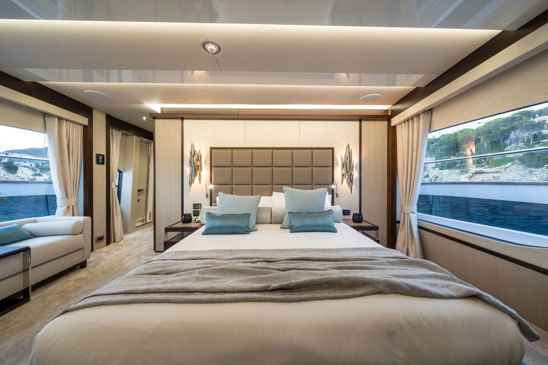 Master cabin of Sunseeker 95 High Energy.