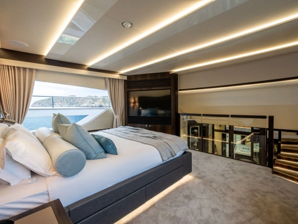 Master suite of Sunseeker 95 High Energy.