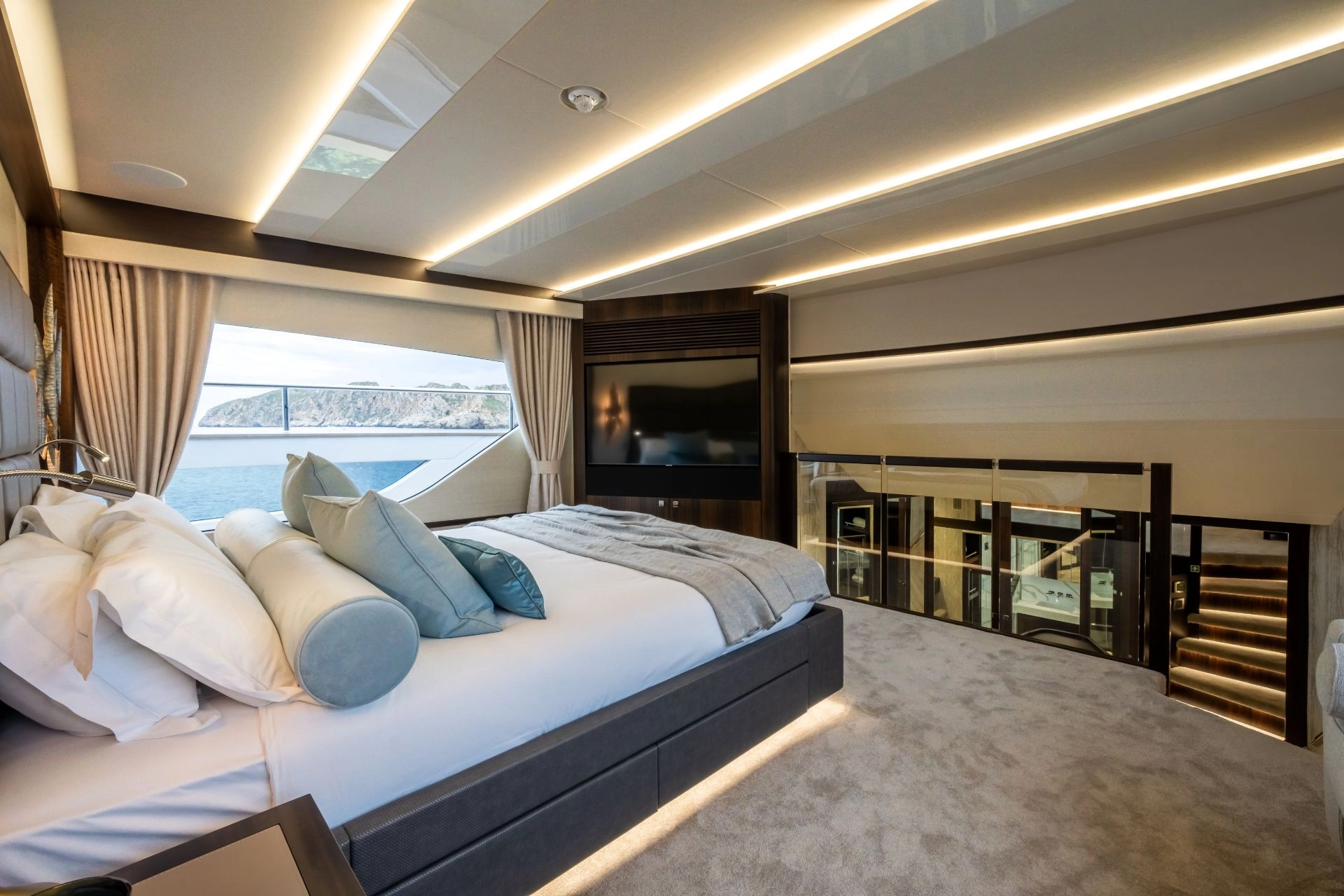 Master suite of Sunseeker 95 High Energy.