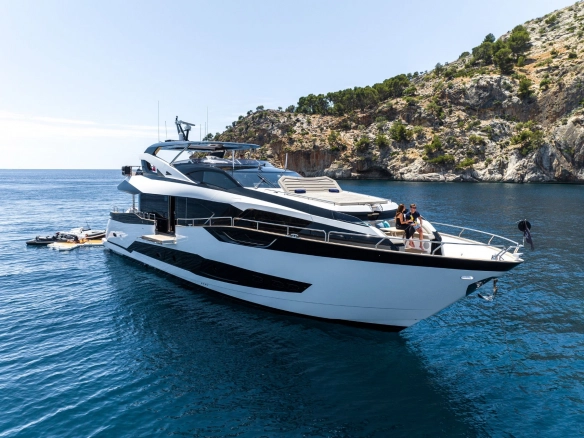 Sunseeker 95 High Energy at sea.