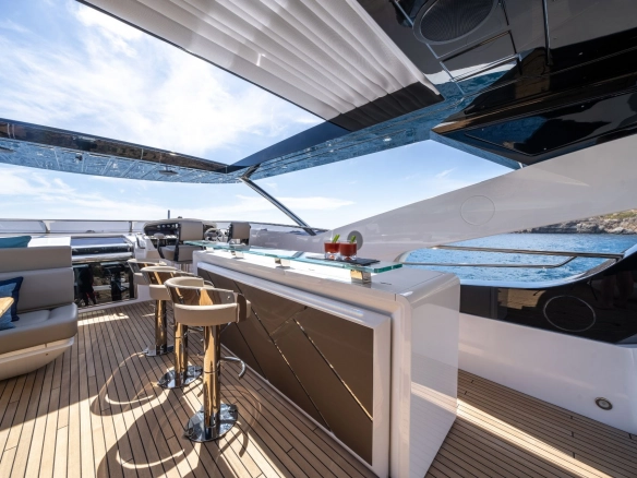 Wetbar on flybridge of Sunseeker 95 High Energy.