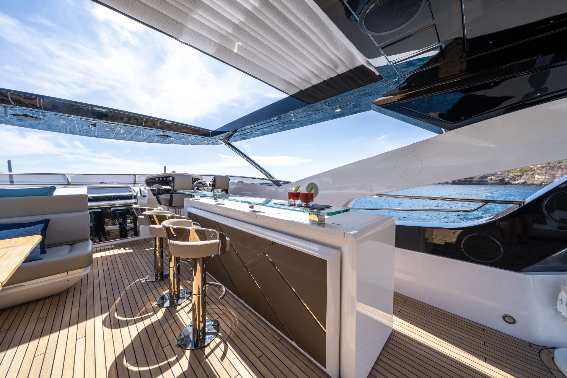 Wetbar on flybridge of Sunseeker 95 High Energy.