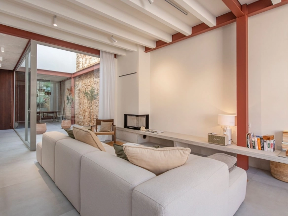Spectacular townhouse in Llucmajor for sale.