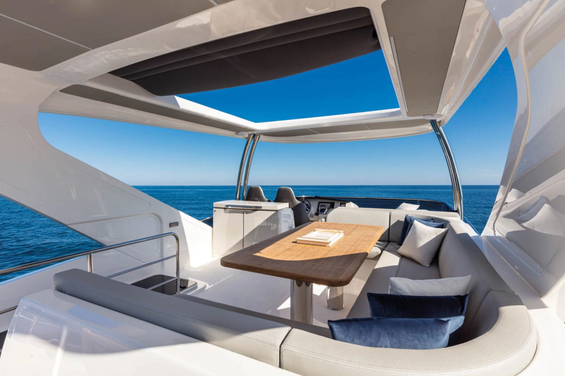 Flybridge of charter yacht Absolute 62 Fly Emilia II.