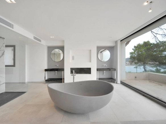 Bathroom with bathtub of Villa Bond in Cala Vinyes.