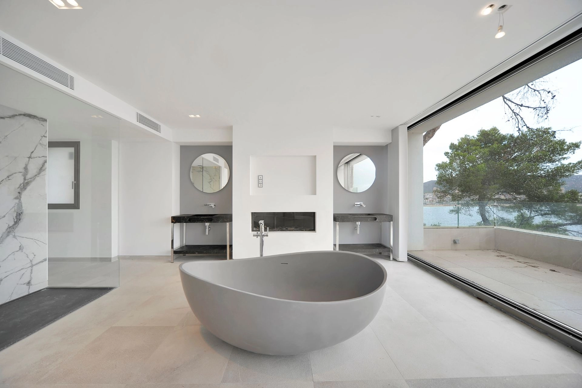 Bathroom with bathtub of Villa Bond in Cala Vinyes.