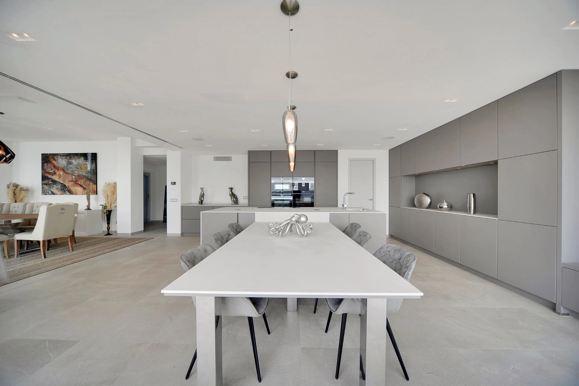 Kitchen and dining table of Villa Bond in Cala Vinyes.