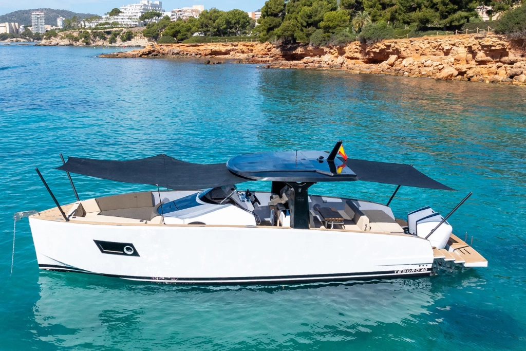 Tesoro T40 Outobard Joya with shades.