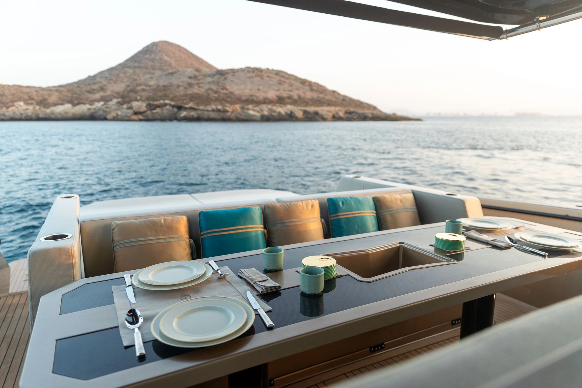 Charter yacht Tesoro T50 Speciale Goldfinger alfresco dining.