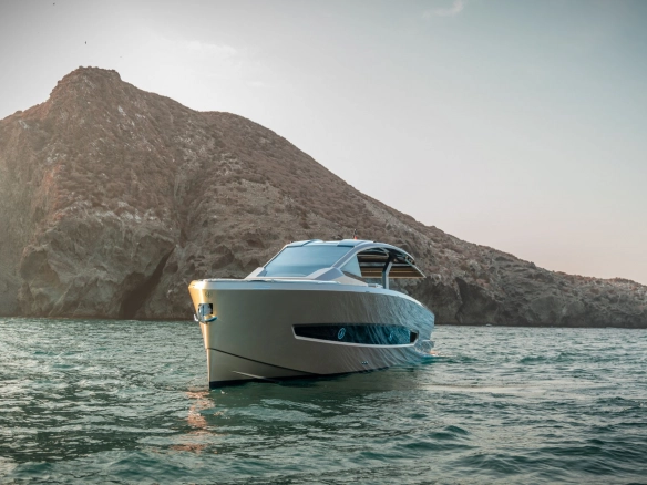 Charter yacht Tesoro T50 Speciale Goldfinger.