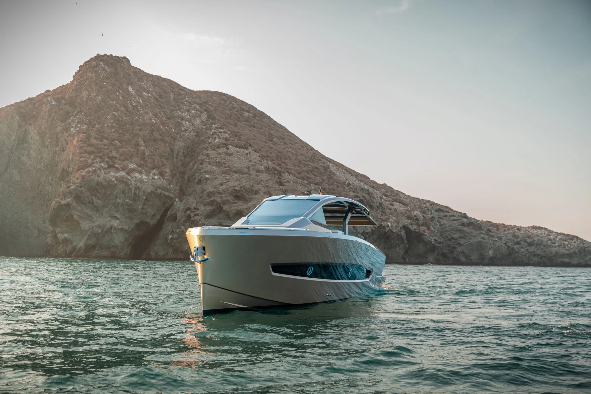 Charter yacht Tesoro T50 Speciale Goldfinger.