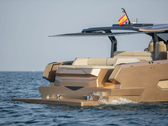 Charter yacht Tesoro T50 Speciale Goldfinger hydraulic bathing platform.