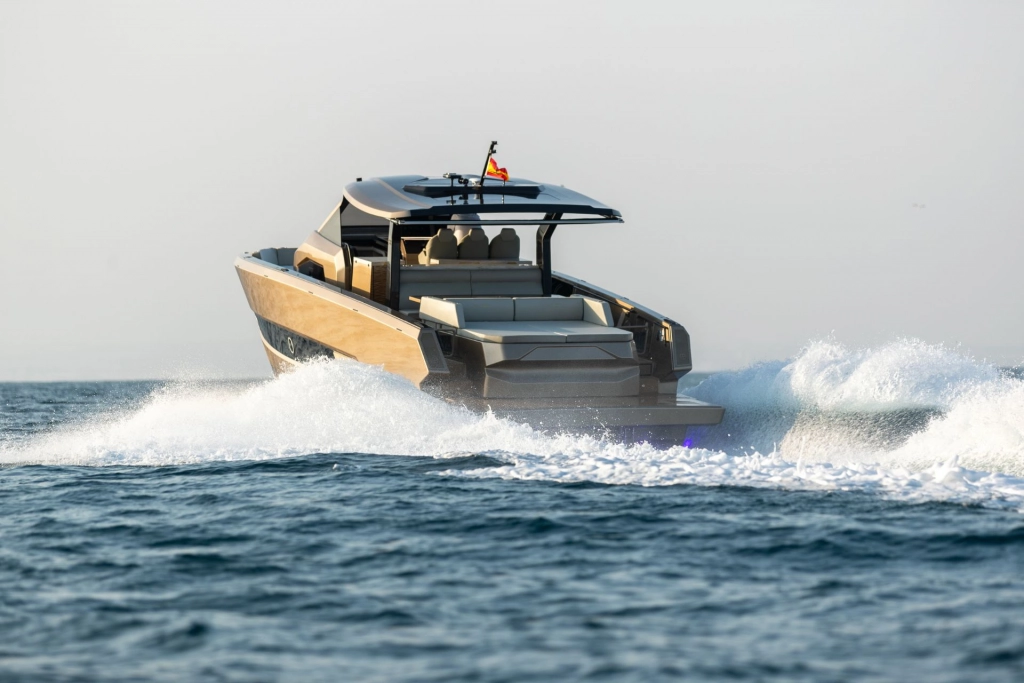 Charter yacht Tesoro T50 Speciale Goldfinger cruising.