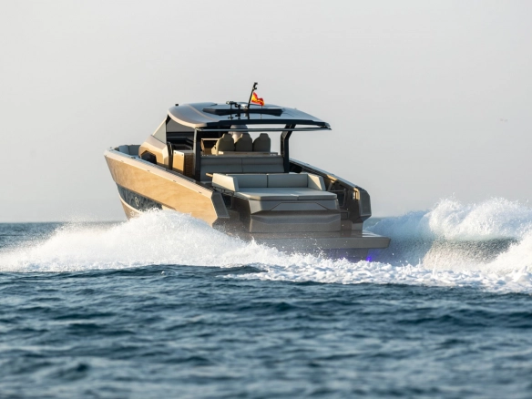 Charter yacht Tesoro T50 Speciale Goldfinger cruising.