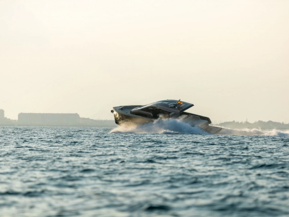 Charter yacht Tesoro T50 Speciale Goldfinger.