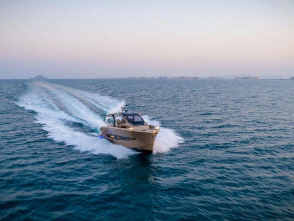 Charter yacht Tesoro T50 Speciale Goldfinger cruising.