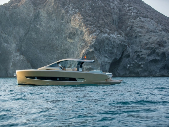 Charter yacht Tesoro T50 Speciale Goldfinger.