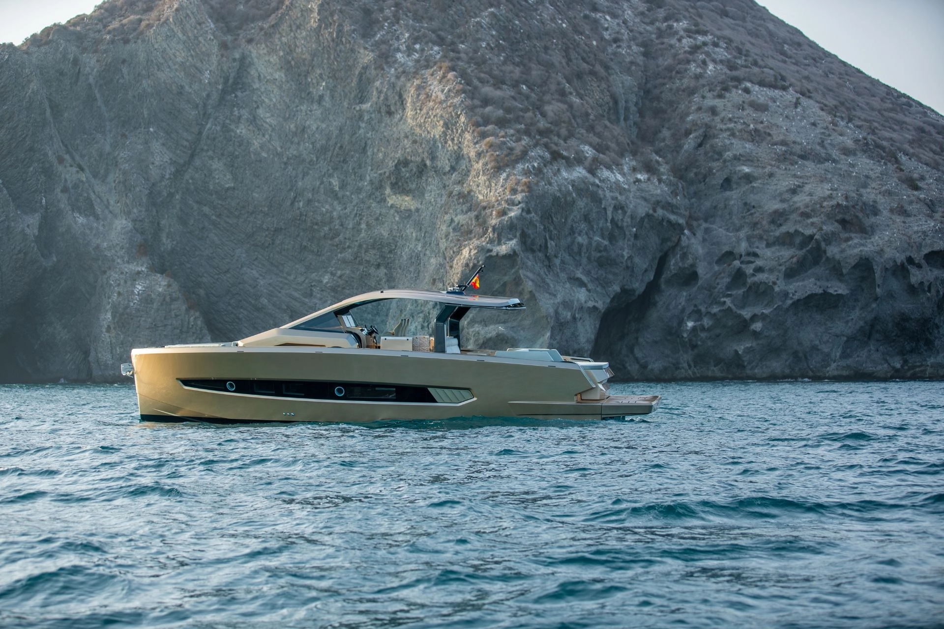 Charter yacht Tesoro T50 Speciale Goldfinger.