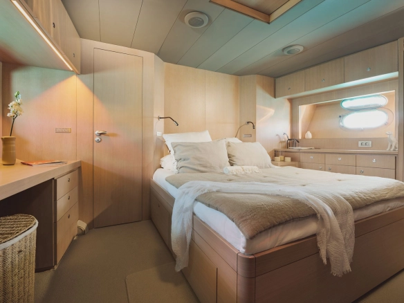 Guest cabin of charter yacht Baia 80 Mintaka.