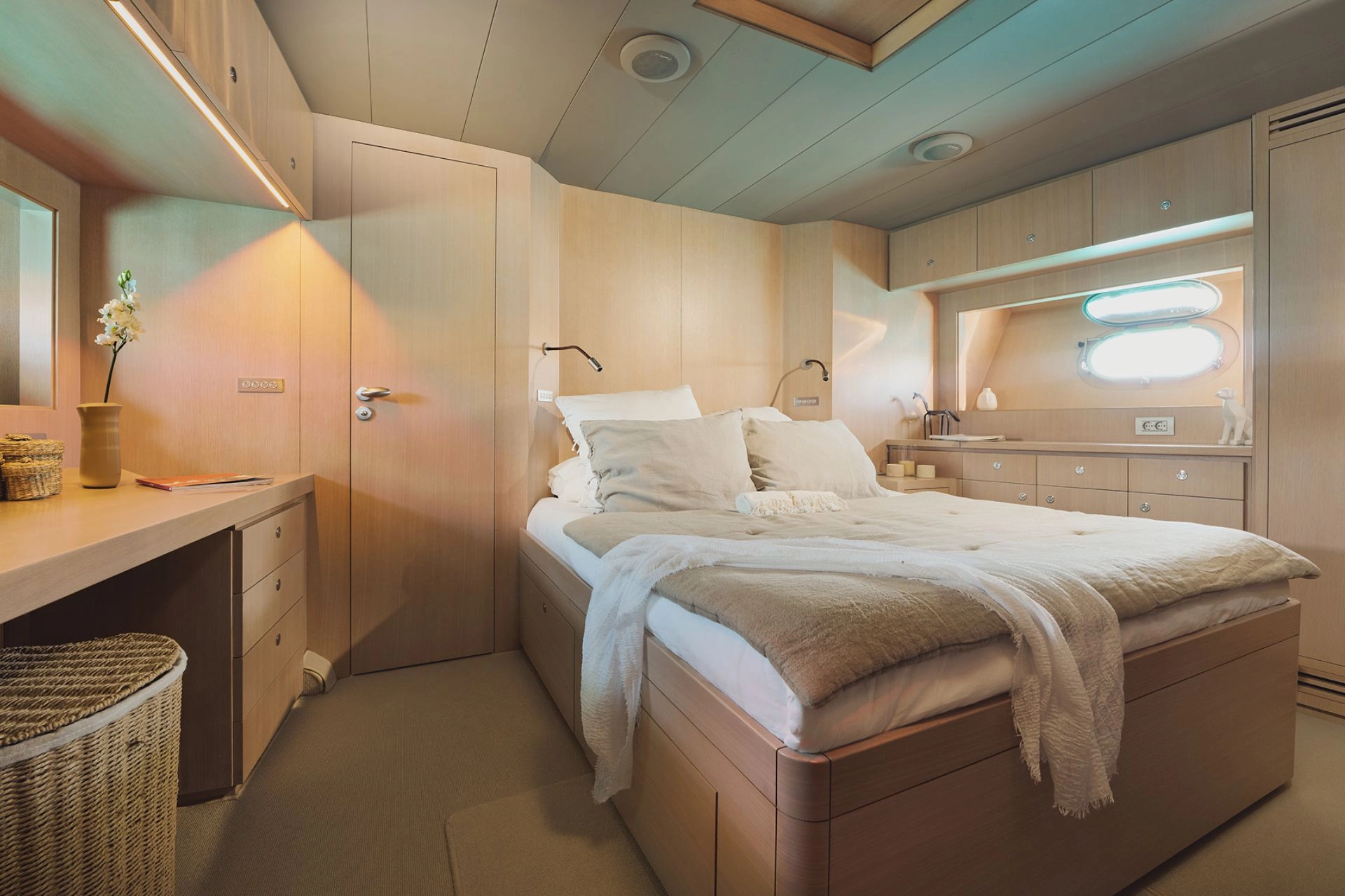 Guest cabin of charter yacht Baia 80 Mintaka.