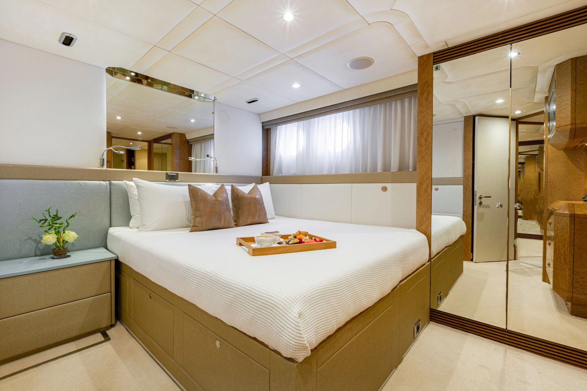 Guest cabin of Evolution Yachts Benita Blue.