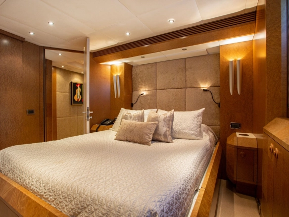 Guest cabin of Evolution Yachts Benita Blue.