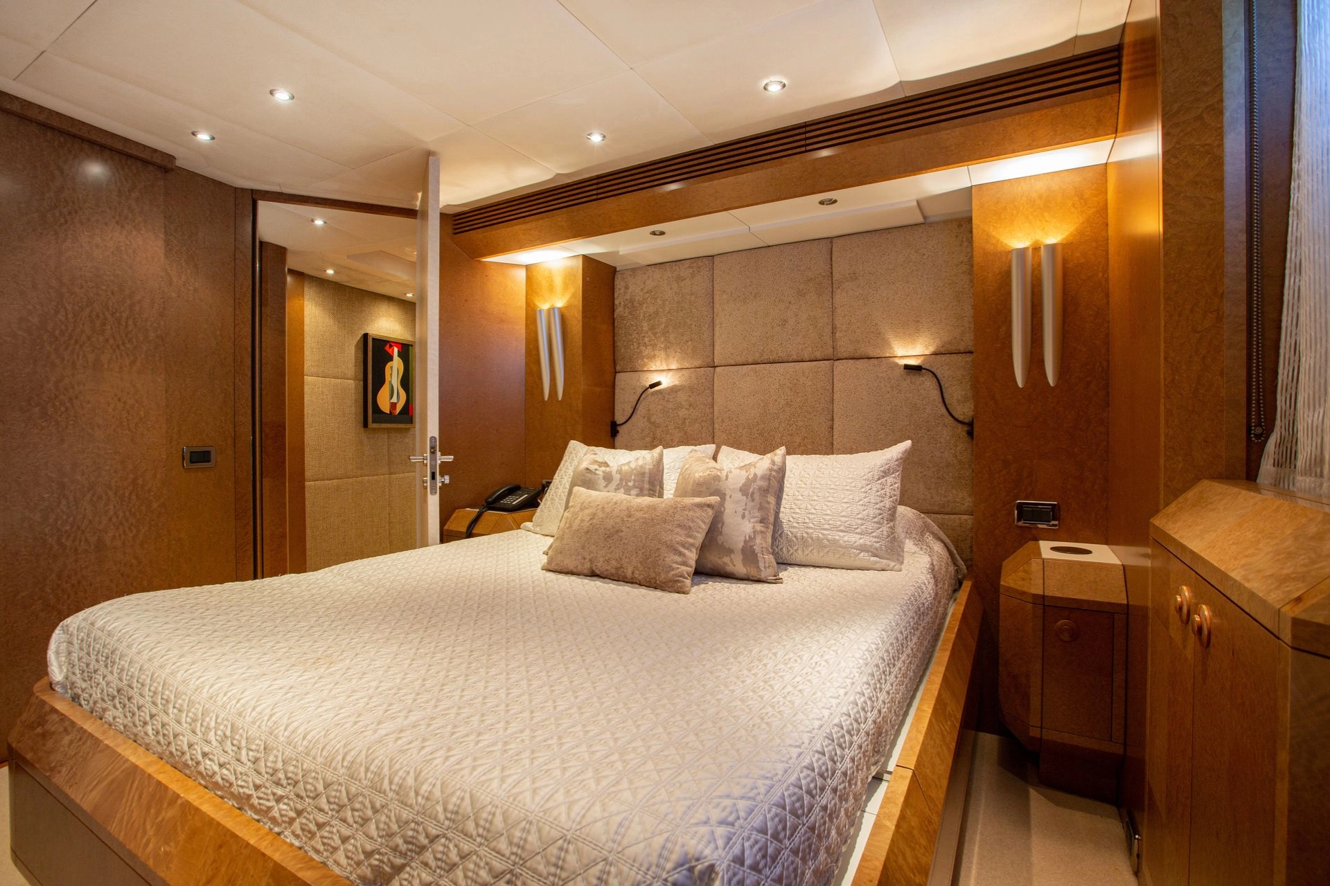 Guest cabin of Evolution Yachts Benita Blue.